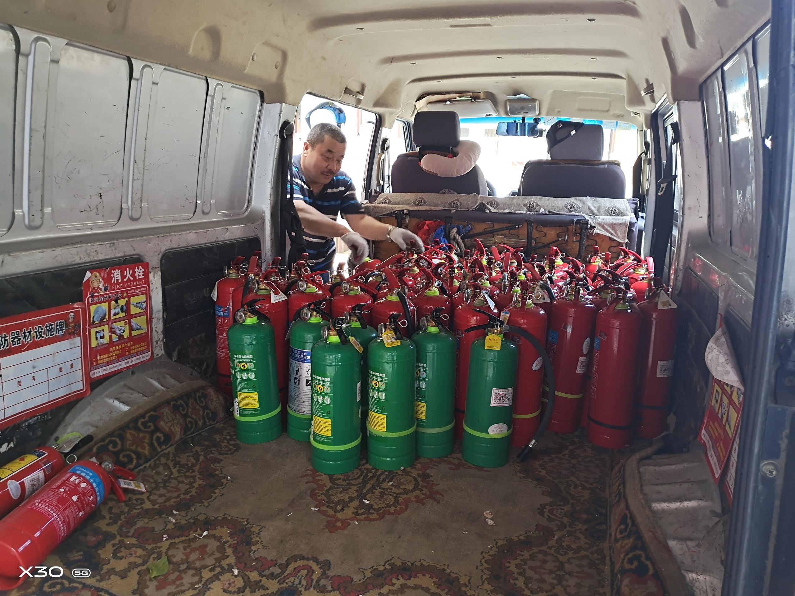 灭火器年检装卸车.jpg 灭火器年检装卸车.jpg